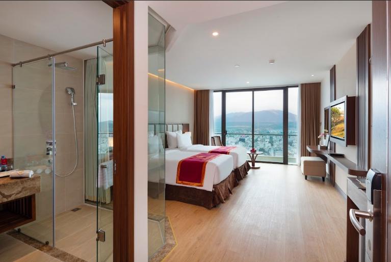 Deluxe City View With Balcony - Khách sạn Regalia Gold