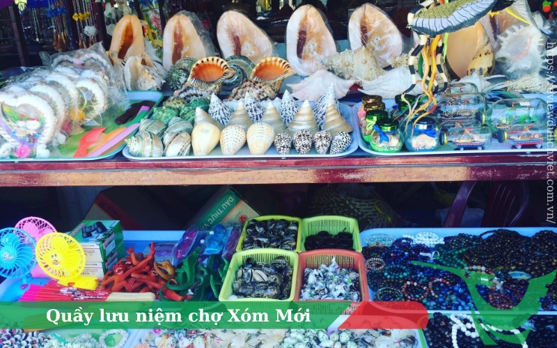 Quầy lưu niệm chợ xóm mới