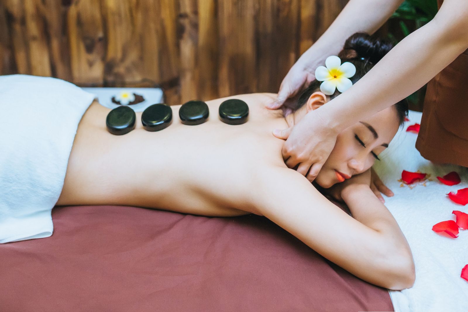 Massage Đá Nóng Nha Trang