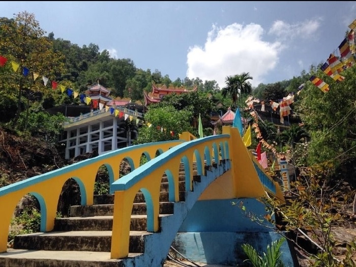 Lối Lên Chùa Suối Đổ