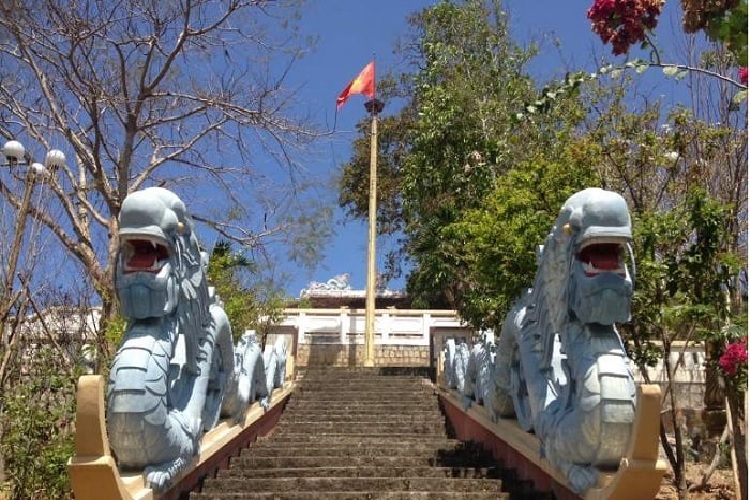 Bậc Thang Đi Lên Am Chúa Diên Khánh